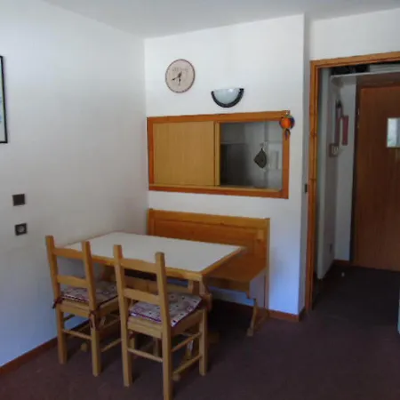 4 Pers. A Valfrejus Avec Balcon, Proche Telecabine Et Ecoles De - Fr-1-561-99 Apartment *