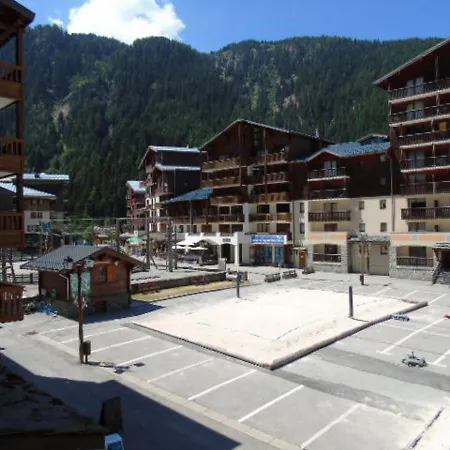 4 Pers. A Valfrejus Avec Balcon, Proche Telecabine Et Ecoles De - Fr-1-561-99 Apartment