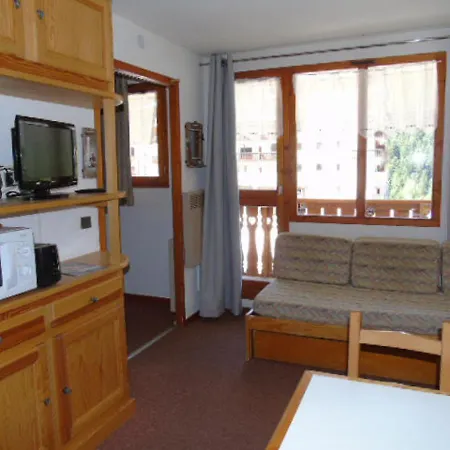 4 Pers. A Valfrejus Avec Balcon, Proche Telecabine Et Ecoles De - Fr-1-561-99 Apartment